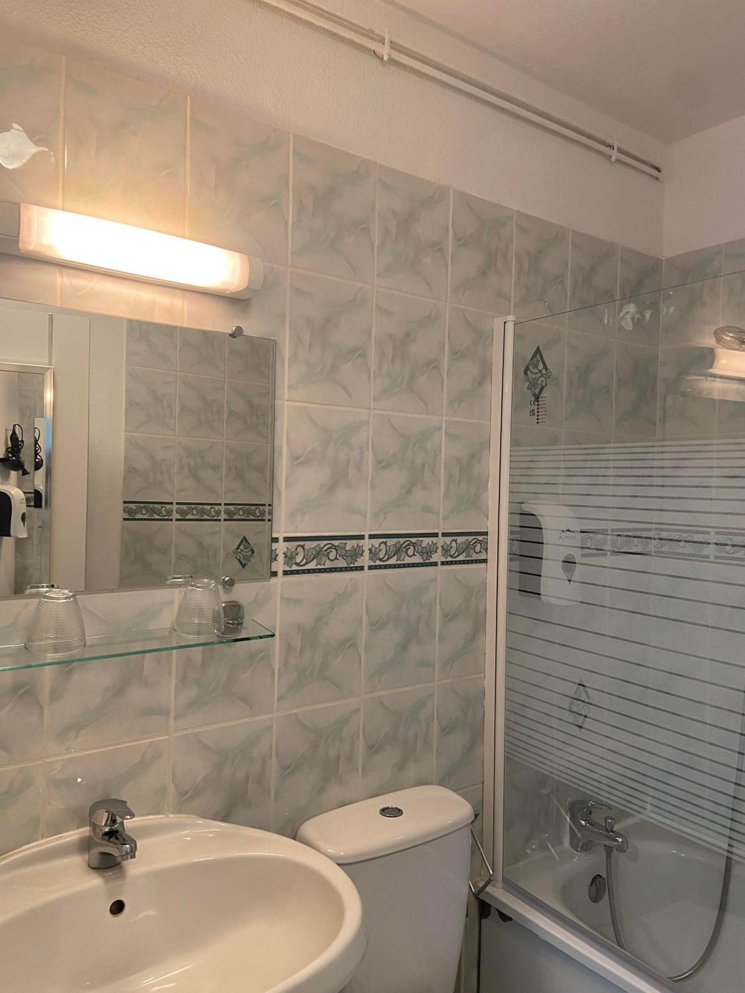Hotel Du Cerf La Guerche-sur-l'Aubois Kamer foto